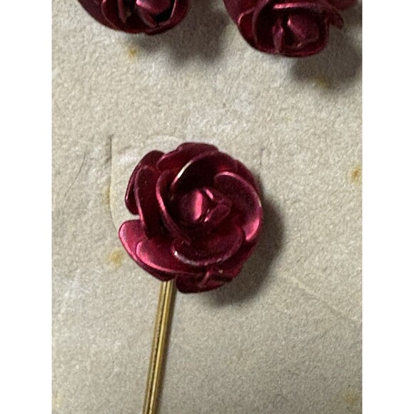 Vintage Red Rose Stick Pin Brooch And Rose Earring Studs New On Card - Picture 2 of 5